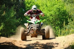 personne conduisant quad